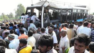 Bus stürzt von Brücke – mindestens 30 Tote in Indien