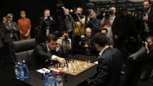 Caruana trotzt Carlsen mit Schwarz ein Remis ab