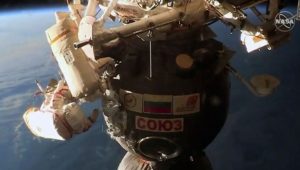 Einzigartiger ISS-Außeneinsatz: Kosmonauten untersuchen winziges Loch