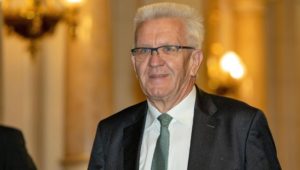 Grünen-Politiker Kretschmann kommt mit Helikopter zur Wanderung