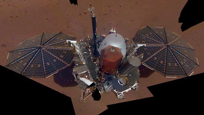 „Schaut mich an!“: Mars-Sonde „InSight“ sendet erstes Selfie